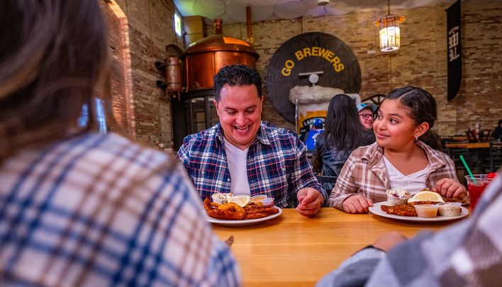 RS-126 - Padre e hija observan una cena en la cervecería Lakefront de Milwaukee (1 copia)