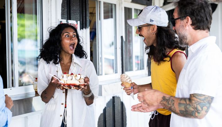 RS-006-Amigos sorprendidos por el tamaño del banana split en el puesto de natillas de MooSa