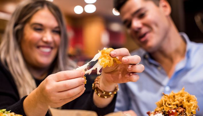 RS-102 - Pareja disfruta de cuajada de queso en el asador TJ Highlanders de Oshkosh
